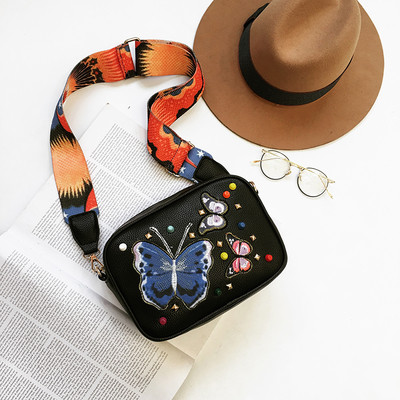 Τακτοποιημένο μικρό πορτοφόλι κεντημένο με πεταλούδες