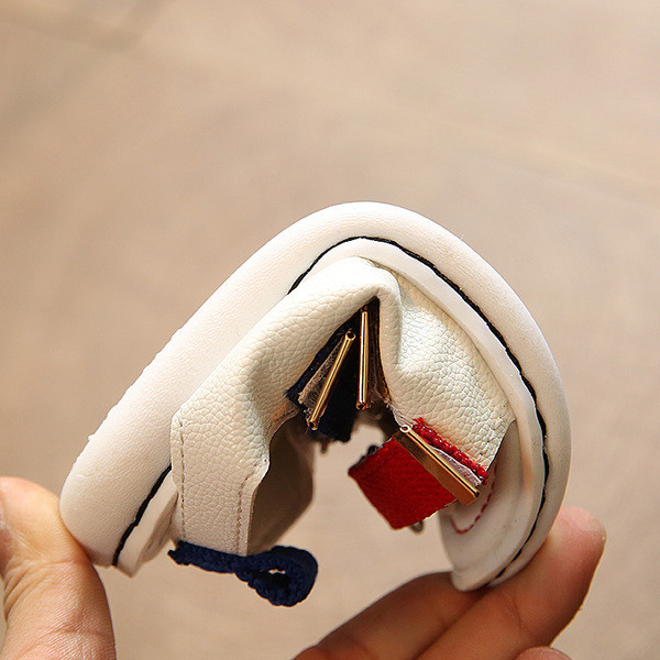 Καθημερινά κυρίες σανδάλια για τα κορίτσια με τα πολύχρωμα μπαλώματα σε μαύρο, λευκό και ροζ