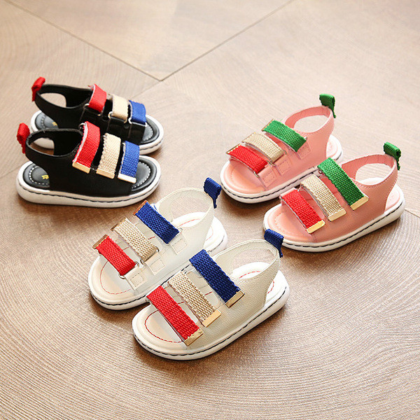 Καθημερινά κυρίες σανδάλια για τα κορίτσια με τα πολύχρωμα μπαλώματα σε μαύρο, λευκό και ροζ