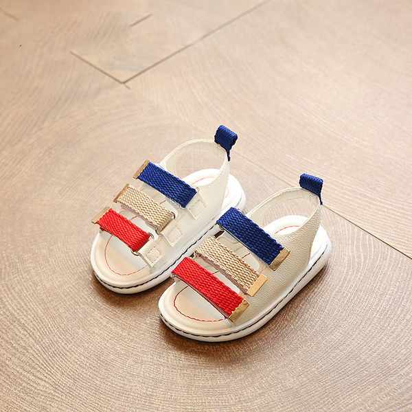 Καθημερινά κυρίες σανδάλια για τα κορίτσια με τα πολύχρωμα μπαλώματα σε μαύρο, λευκό και ροζ