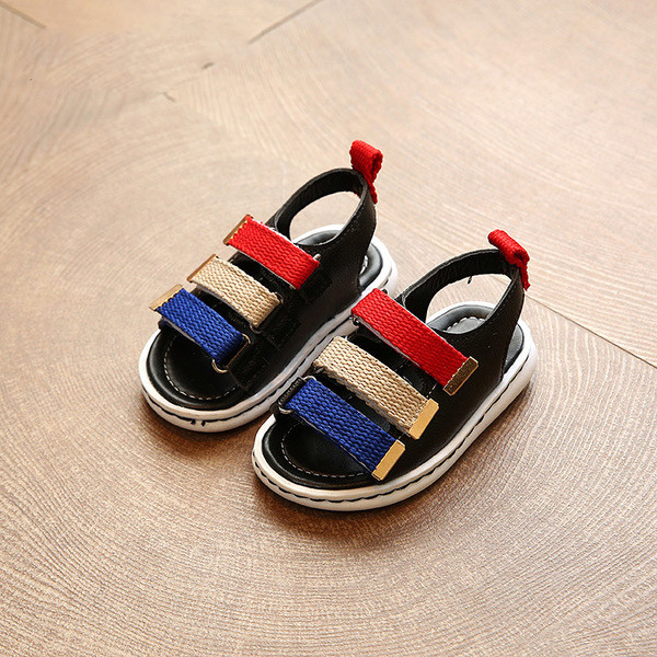 Καθημερινά κυρίες σανδάλια για τα κορίτσια με τα πολύχρωμα μπαλώματα σε μαύρο, λευκό και ροζ