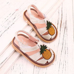 Παιδικά σανδάλια για τα κορίτσια με την εφαρμογή του ανανά