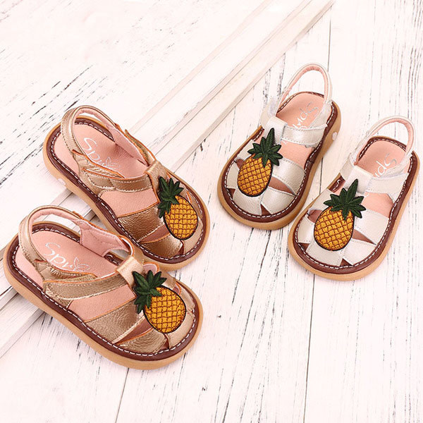 Παιδικά σανδάλια για τα κορίτσια με την εφαρμογή του ανανά