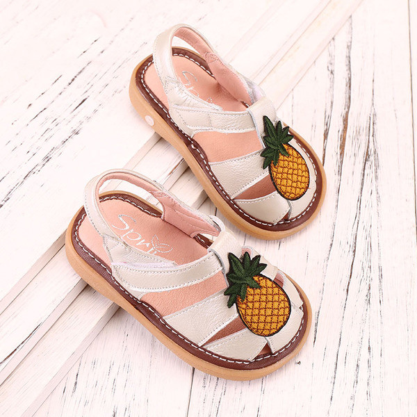 Παιδικά σανδάλια για τα κορίτσια με την εφαρμογή του ανανά