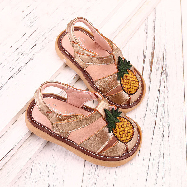 Παιδικά σανδάλια για τα κορίτσια με την εφαρμογή του ανανά