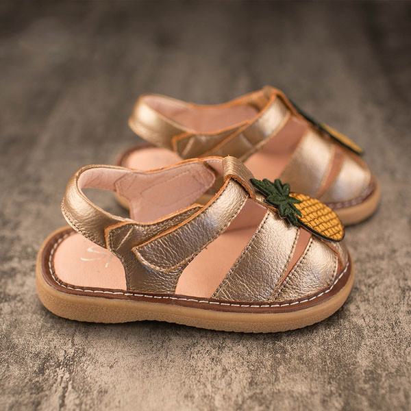 Παιδικά σανδάλια για τα κορίτσια με την εφαρμογή του ανανά