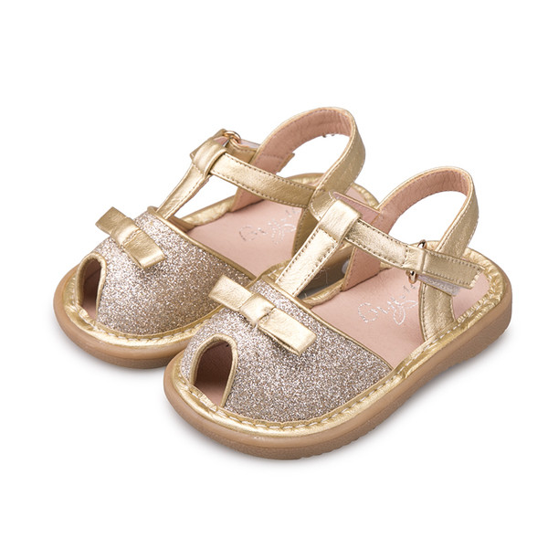 Λαμπερό Παιδικά σανδάλια για τα κορίτσια με μια μικρή άνοιγμα στο μαύρο και χρυσό χρώμα