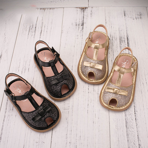 Λαμπερό Παιδικά σανδάλια για τα κορίτσια με μια μικρή άνοιγμα στο μαύρο και χρυσό χρώμα