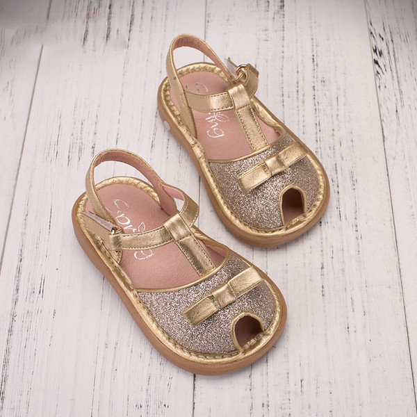 Λαμπερό Παιδικά σανδάλια για τα κορίτσια με μια μικρή άνοιγμα στο μαύρο και χρυσό χρώμα