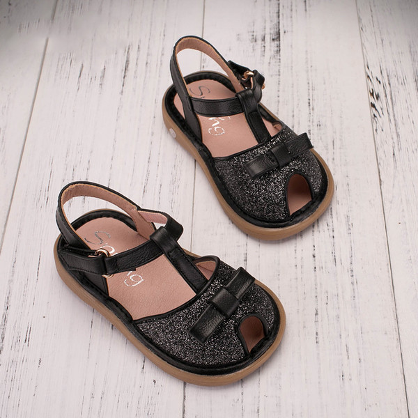 Λαμπερό Παιδικά σανδάλια για τα κορίτσια με μια μικρή άνοιγμα στο μαύρο και χρυσό χρώμα