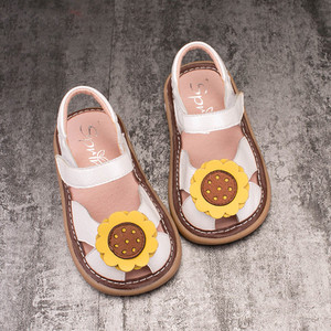 Παιδικά σανδάλια για τα κορίτσια με λουλούδι απλικέ