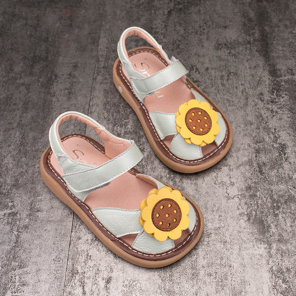 Παιδικά σανδάλια για τα κορίτσια με λουλούδι απλικέ