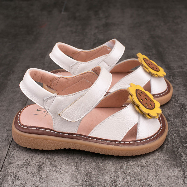 Παιδικά σανδάλια για τα κορίτσια με λουλούδι απλικέ
