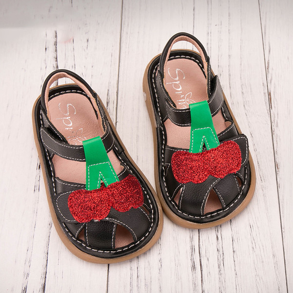 Παιδικά σανδάλια για κορίτσια διακοσμημένο με κεράσια σε μαύρο και άσπρο