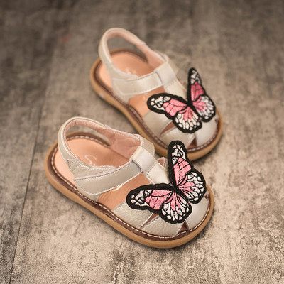 Όμορφη παιδικά σανδάλια για κορίτσια σε μαύρο και ασημί, διακοσμημένο με πεταλούδες