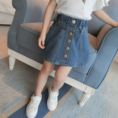 Σημερινό μοντέλο φούστα για τα κορίτσια με υψηλή μέση και μεγάλα κουμπιά κάτω από το μέτωπο