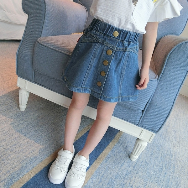 Σημερινό μοντέλο φούστα για τα κορίτσια με υψηλή μέση και μεγάλα κουμπιά κάτω από το μέτωπο