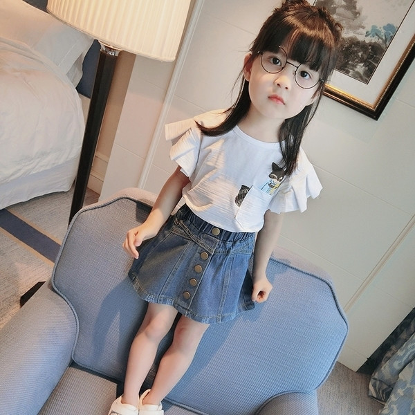 Σημερινό μοντέλο φούστα για τα κορίτσια με υψηλή μέση και μεγάλα κουμπιά κάτω από το μέτωπο