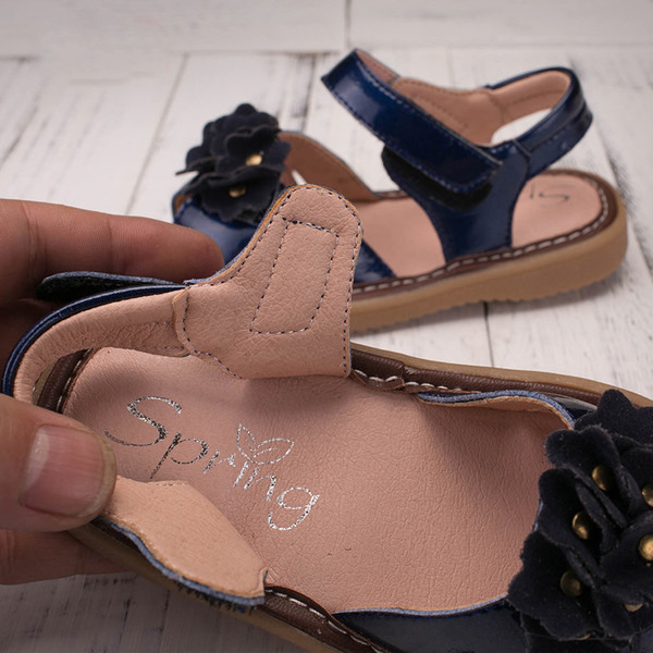 Παιδικά σανδάλια για τα κορίτσια σε χρυσό και μπλε διακόσμηση λουλούδι