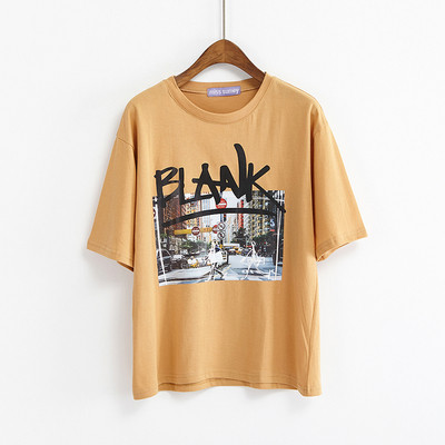 Δωρεάν κυρίες μπλούζα εικόνα και επιγραφή σε κόκκινο, μαύρο, λευκό και κίτρινο