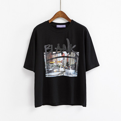 Δωρεάν κυρίες μπλούζα εικόνα και επιγραφή σε κόκκινο, μαύρο, λευκό και κίτρινο