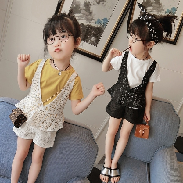 Παιδικό σετ από δαντέλα  2 τεμαχίων - σορτς με μπλούζα και γιλέκο