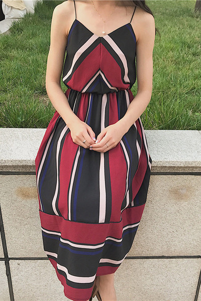Φρέσκα κυρίες καλοκαίρι φόρεμα μήκους κάτω από το γόνατο σε μπλε και κόκκινο