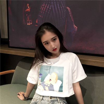 Σύγχρονη κυρίες κοντή μπλούζα με 3/4 μανίκια και εικόνα σε μαύρο και άσπρο