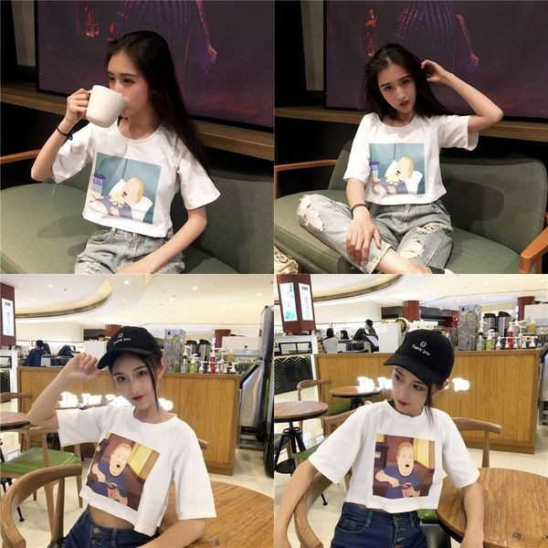 Σύγχρονη κυρίες κοντή μπλούζα με 3/4 μανίκια και εικόνα σε μαύρο και άσπρο