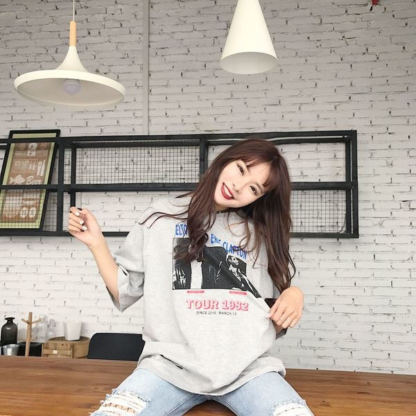 Κυρίες μπλούζα τύπου φίλος με εικόνες και επιγραφές σε λευκό και γκρι