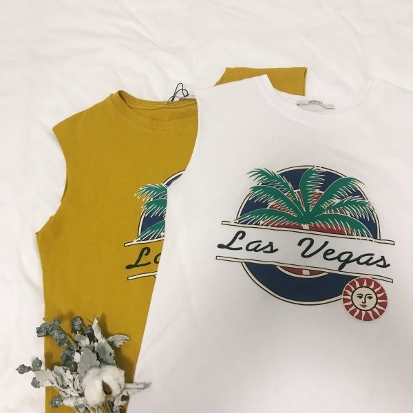 Καλοκαίρι κυρίες γιλέκο με την επιγραφή και την εικόνα και O-σχήμα γιακά σε λευκό και κίτρινο