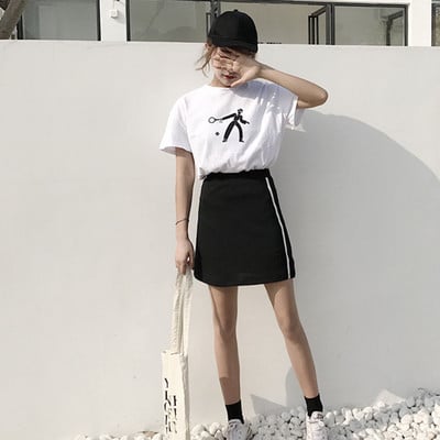 σπορ κιτ Γυναικών από δύο μέρη - μια λευκή μπλούζα και μαύρη φούστα