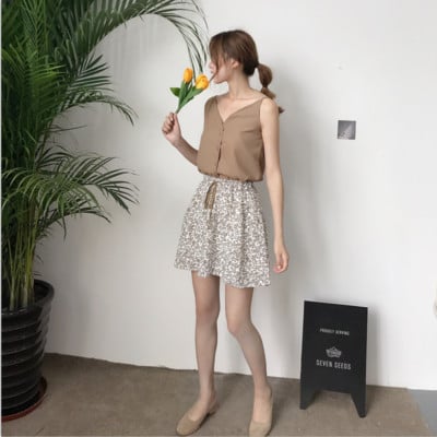 Καλοκαίρι κυρίες που από δύο μέρη - μπλούζα με κουμπιά και μια μεγάλη φούστα με φυτικά μοτίβα