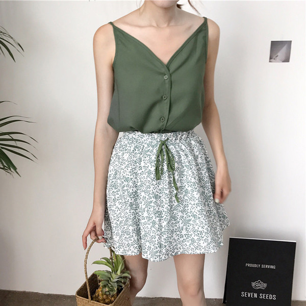 Καλοκαίρι κυρίες που από δύο μέρη - μπλούζα με κουμπιά και μια μεγάλη φούστα με φυτικά μοτίβα