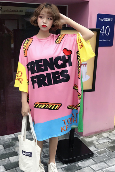 Κομψό έγχρωμο κυρίες χιτώνα σε ένα ευρύ μοντέλο με επιγραφές