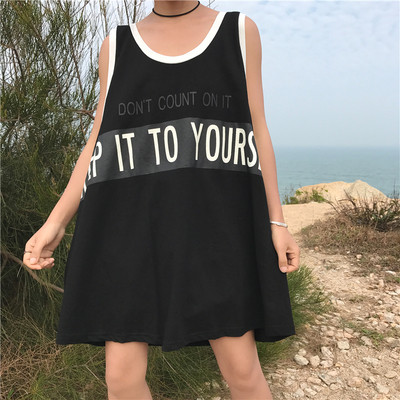 Ευρεία κυρίες μακρύ γιλέκο με επιγραφές σε κίτρινο, λευκό και μαύρο