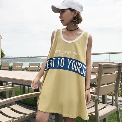 Ευρεία κυρίες μακρύ γιλέκο με επιγραφές σε κίτρινο, λευκό και μαύρο