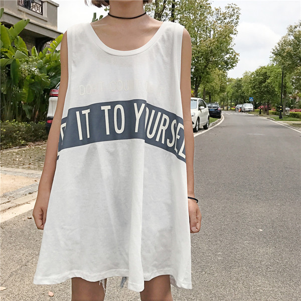 Ευρεία κυρίες μακρύ γιλέκο με επιγραφές σε κίτρινο, λευκό και μαύρο