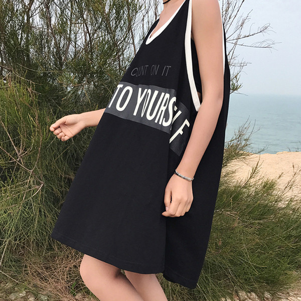 Ευρεία κυρίες μακρύ γιλέκο με επιγραφές σε κίτρινο, λευκό και μαύρο