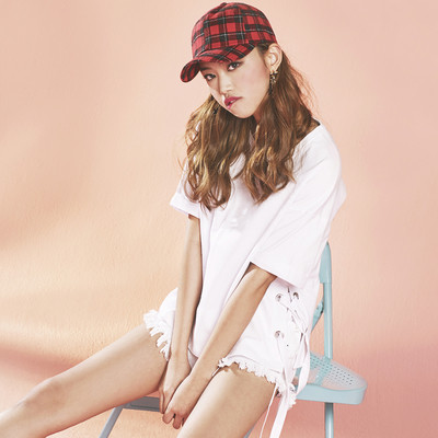 Κομψό κυρίες T-shirt με την πλευρά δεσμούς