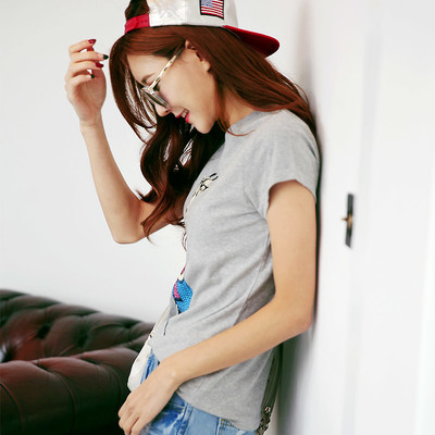 Svezharska κοντό μανίκι T-shirt με μια διασκεδαστική εφαρμογή