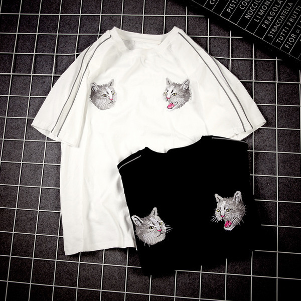 Πολύ κομψό αρσενικό ευρύ-shirt με κοντά μανίκια - 2vyata