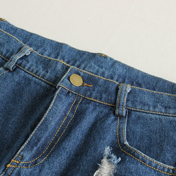 Μεγάλη πρότυπο για τις γυναίκες σύντομο τζιν με βλεφαρίδες και το χρώμα πίσω τσέπη