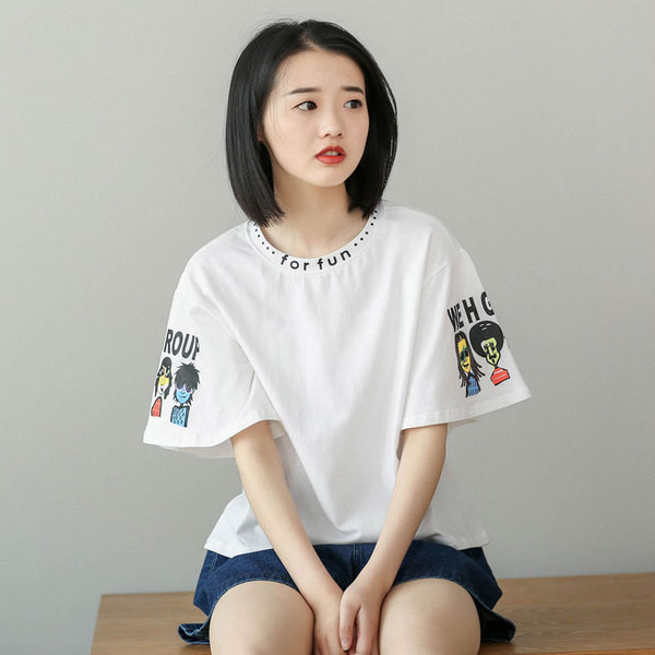 Κυρίες T-shirt με φαρδιά μανίκια και ενδιαφέρουσες εφαρμογές στα μανίκια και γιακά