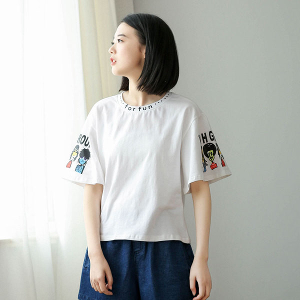 Κυρίες T-shirt με φαρδιά μανίκια και ενδιαφέρουσες εφαρμογές στα μανίκια και γιακά