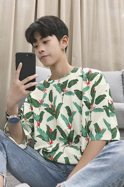 Αντρικά κομψό T-shirt με φυτικά μοτίβα και 3/4 μανίκια, δωρεάν μοντέλο