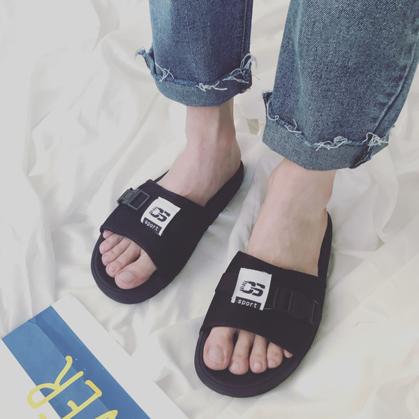 Casual παντόφλες για τους άνδρες και τις γυναίκες σε μαύρο χρώμα με αγκράφα