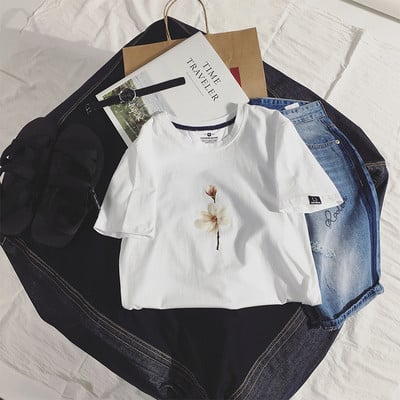 περιστασιακό πουκάμισο των ανδρών με ένα τριαντάφυλλο σε μαύρο και άσπρο