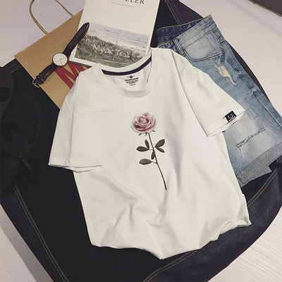 περιστασιακό πουκάμισο των ανδρών με ένα τριαντάφυλλο σε μαύρο και άσπρο