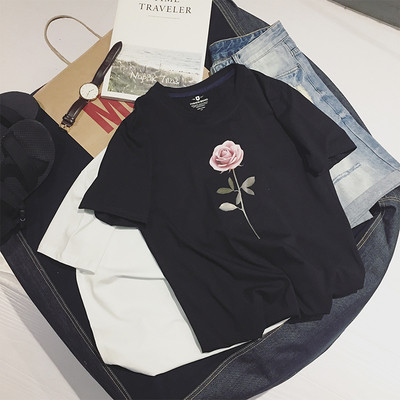 περιστασιακό πουκάμισο των ανδρών με ένα τριαντάφυλλο σε μαύρο και άσπρο